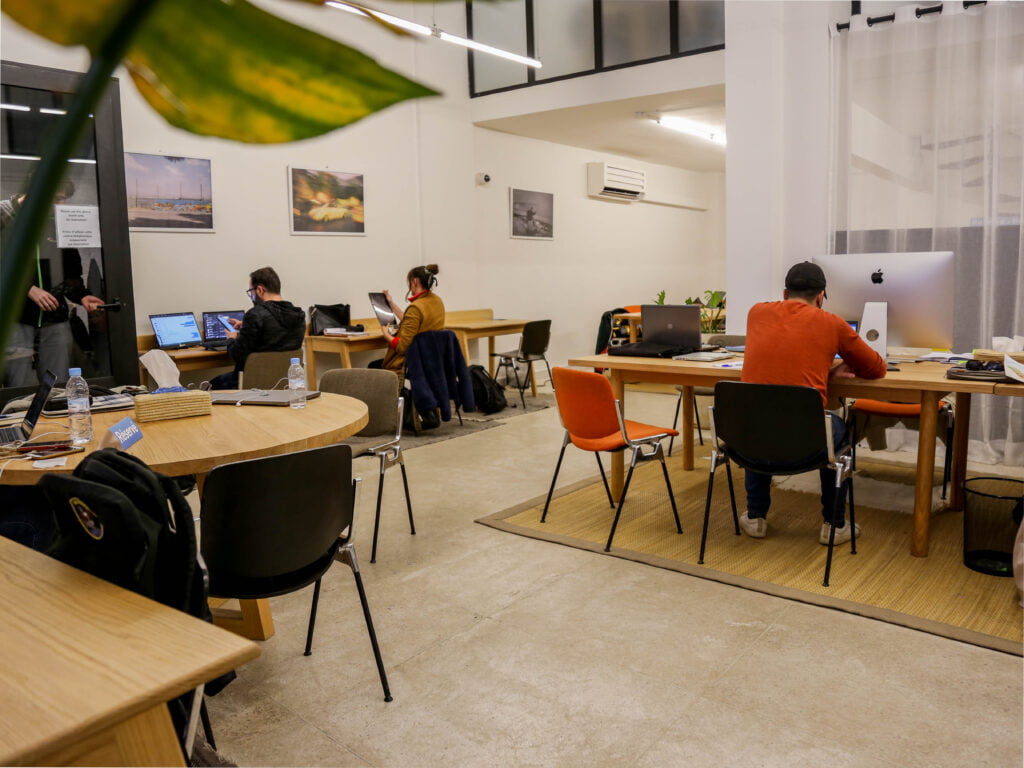 BUREAUX TRADITIONNELS ET ESPACES DE COWORKING